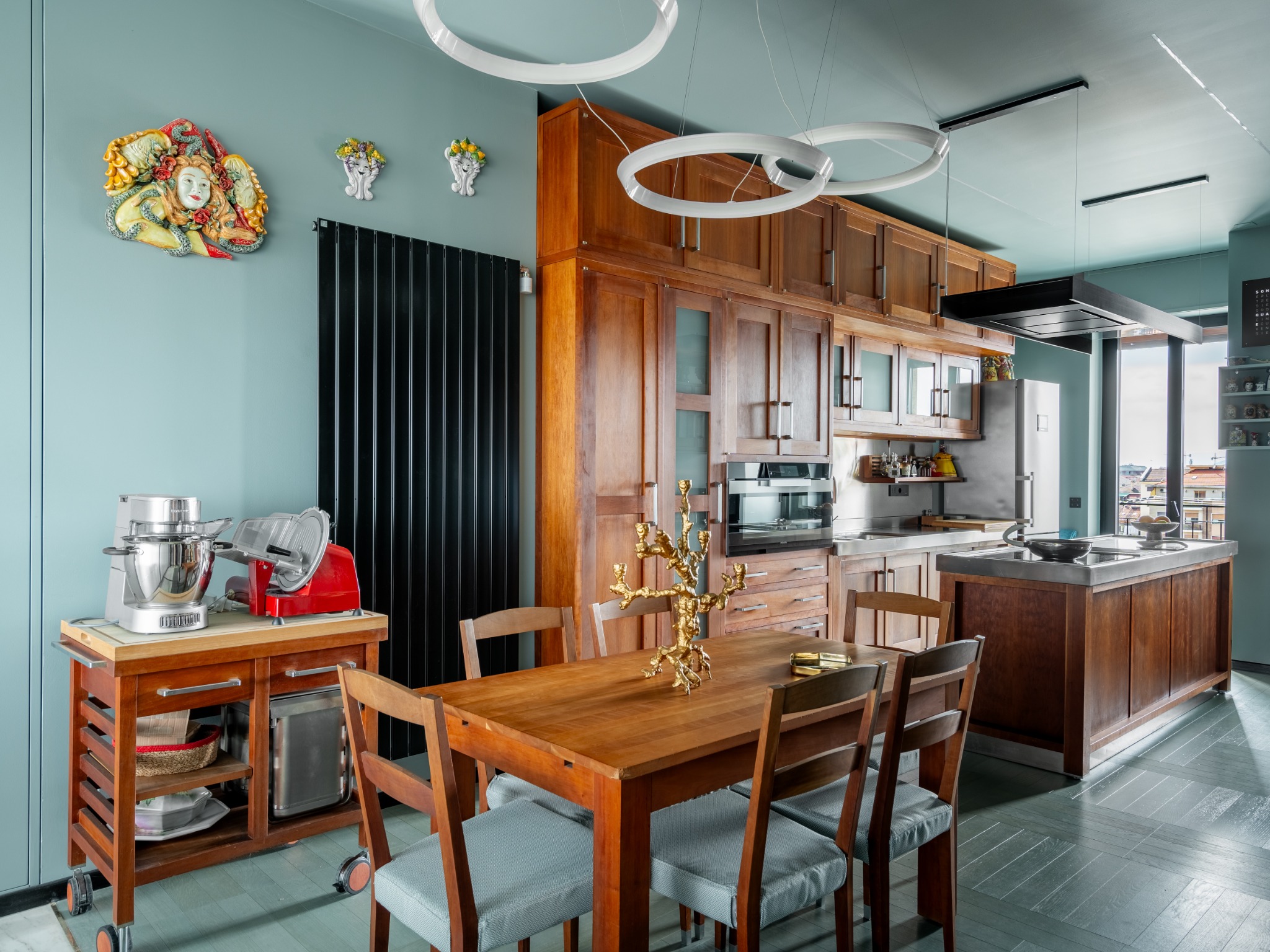 Cucina in legno e zona pranzo