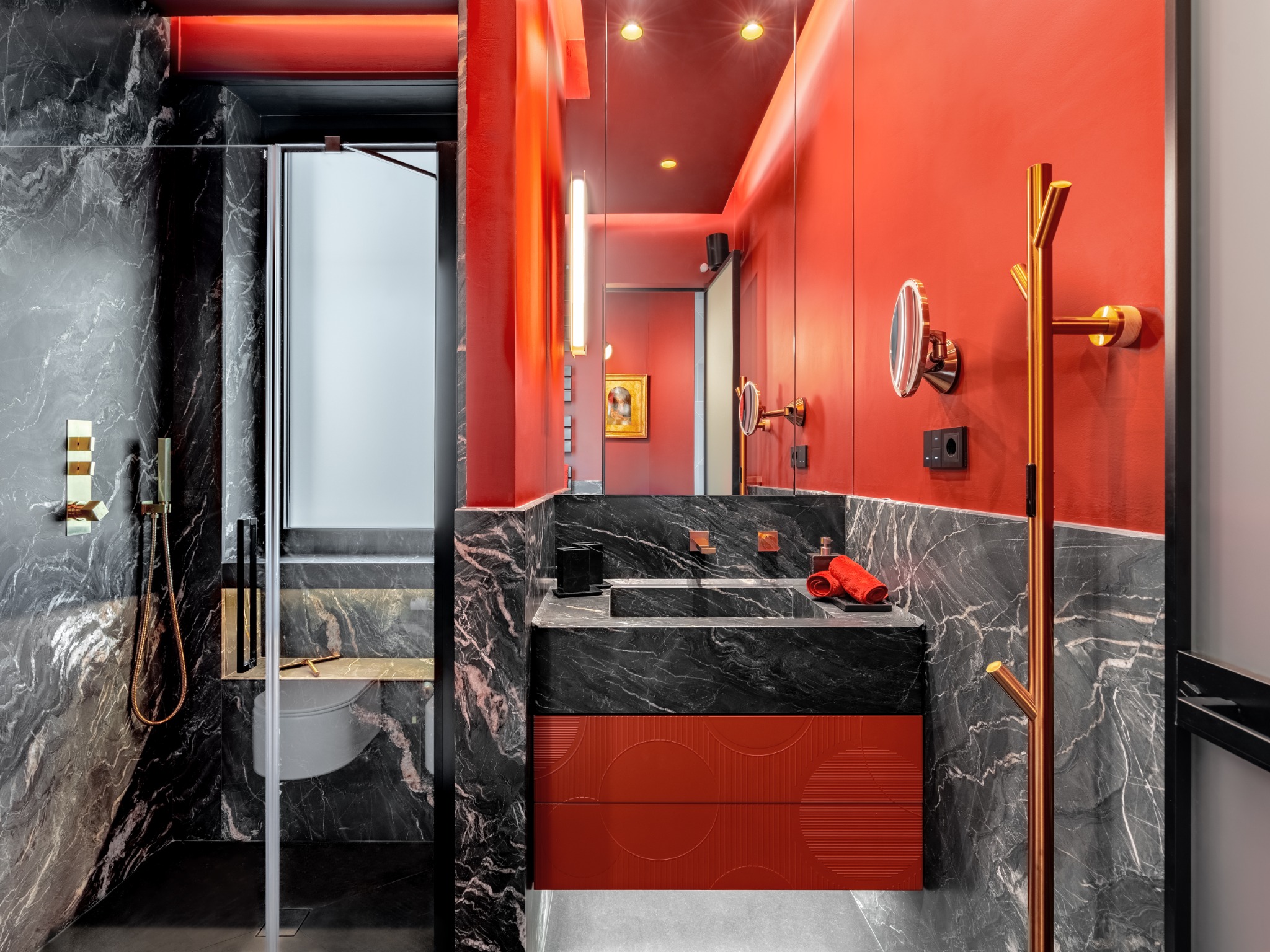 Bagno rosso con superfici scure venate
