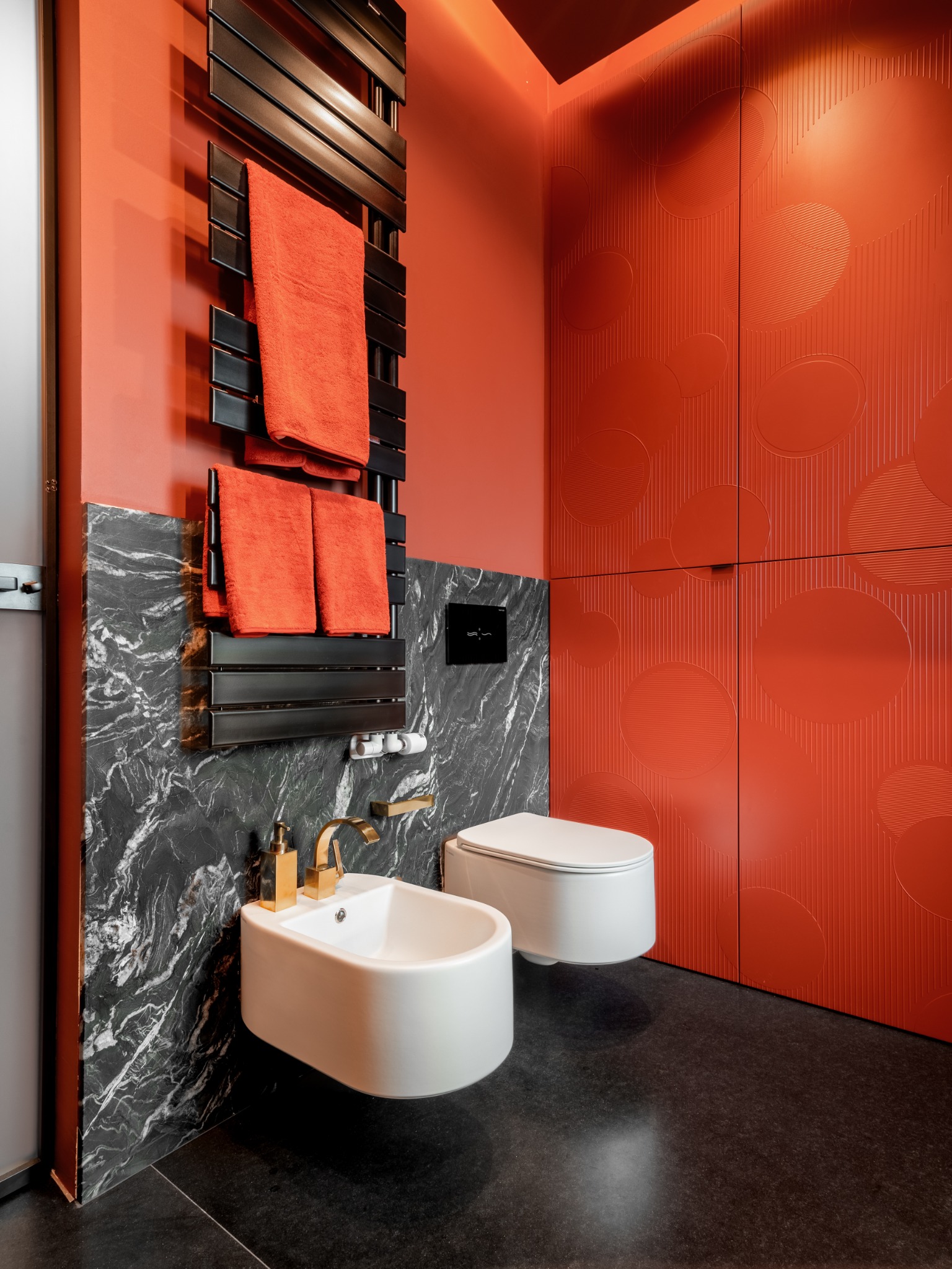 Dettaglio del bagno rosso