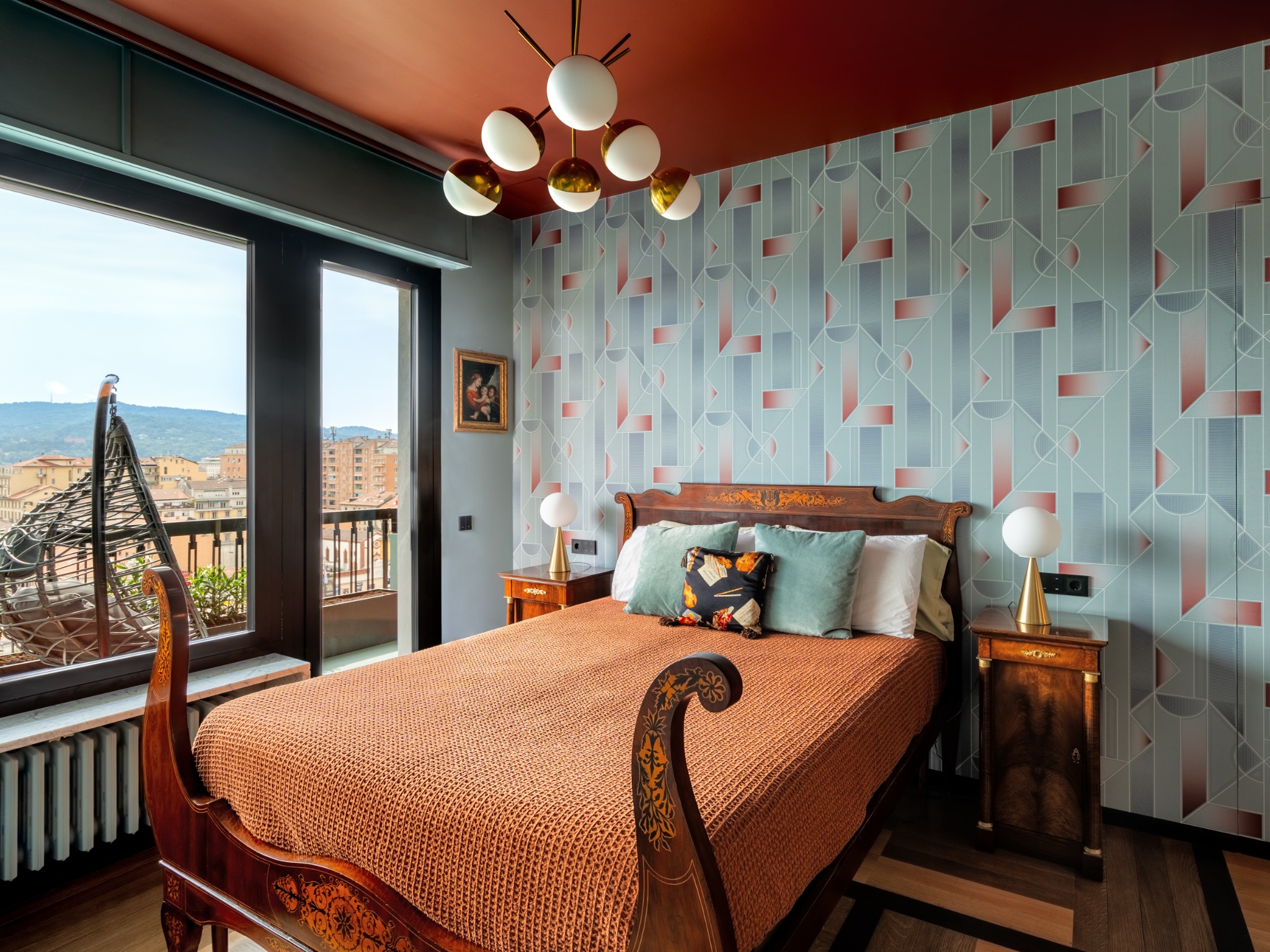 Camera con soffitto ruggine e wallpaper