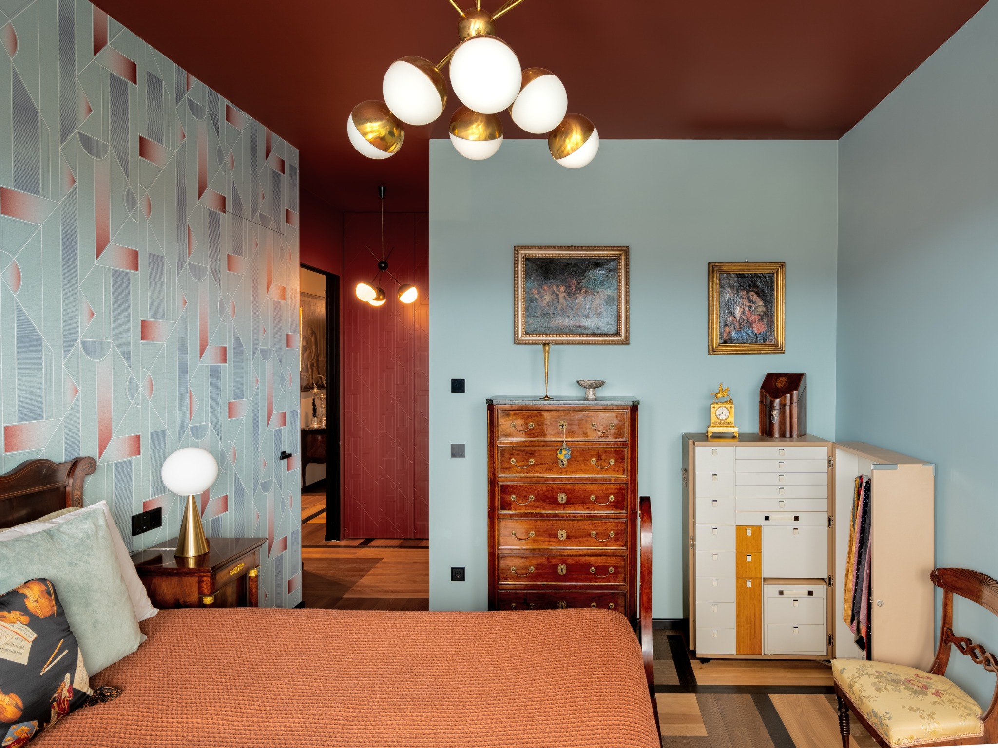 Camera da letto con mobili d’epoca