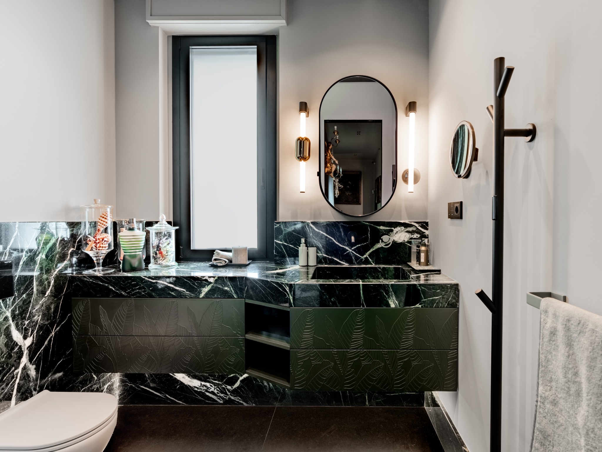 Bagno con lavabo e superfici verdi venate