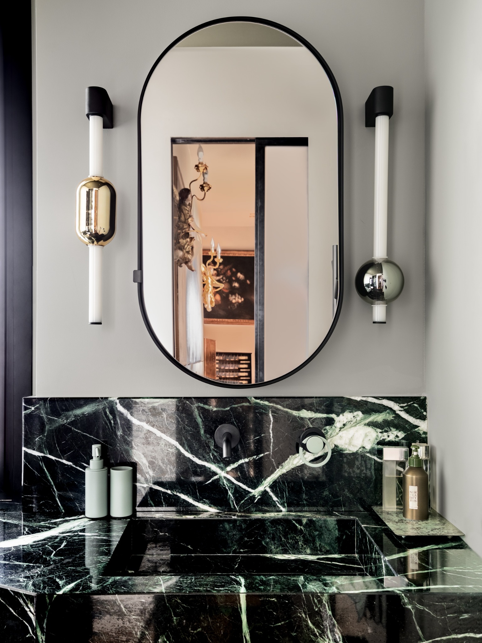 Specchio e lavabo del bagno