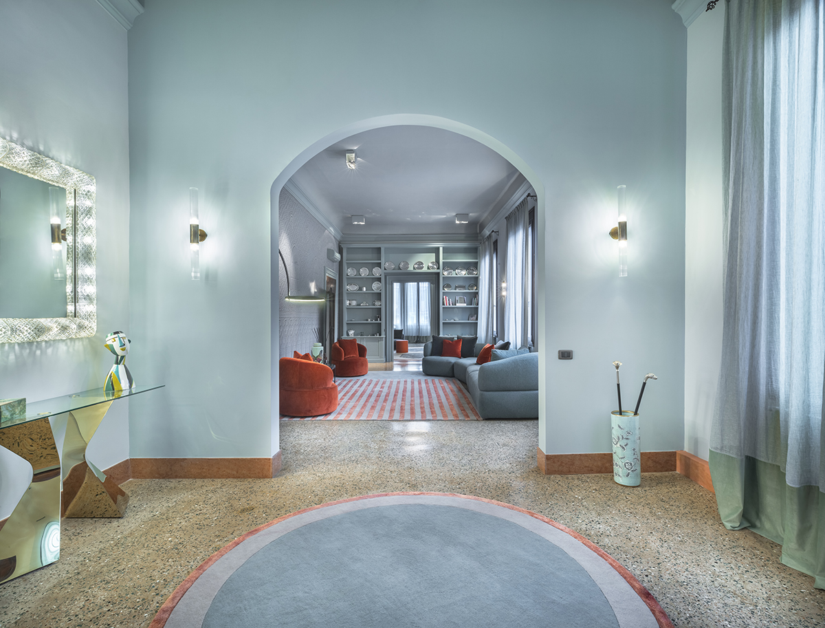Ingresso con arco e vista sul soggiorno
