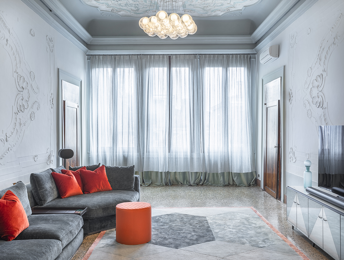 Zona TV e grandi finestre