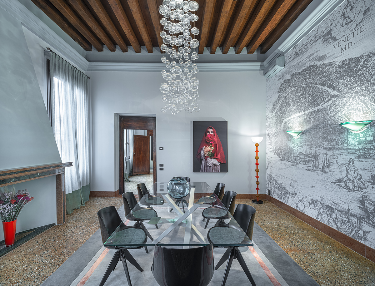 Sala da pranzo con tavolo in vetro