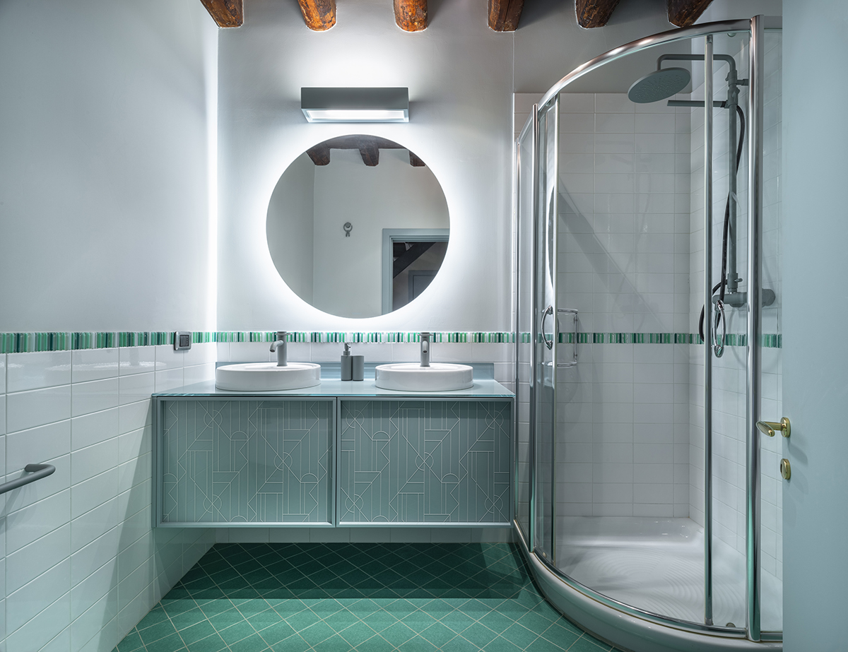 Bagno con lavabo e specchio circolare