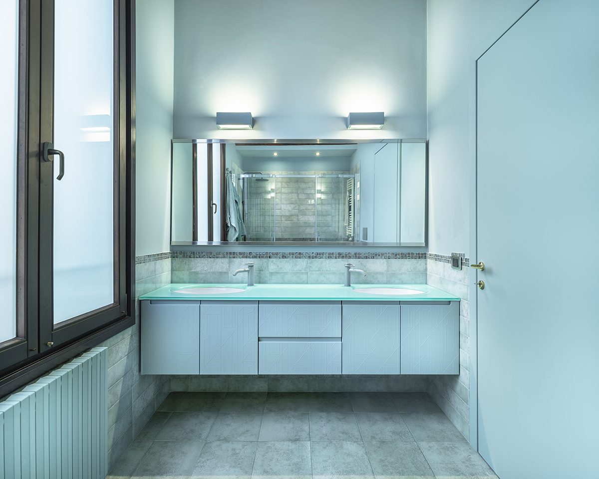 Bagno con mobile lavabo azzurro
