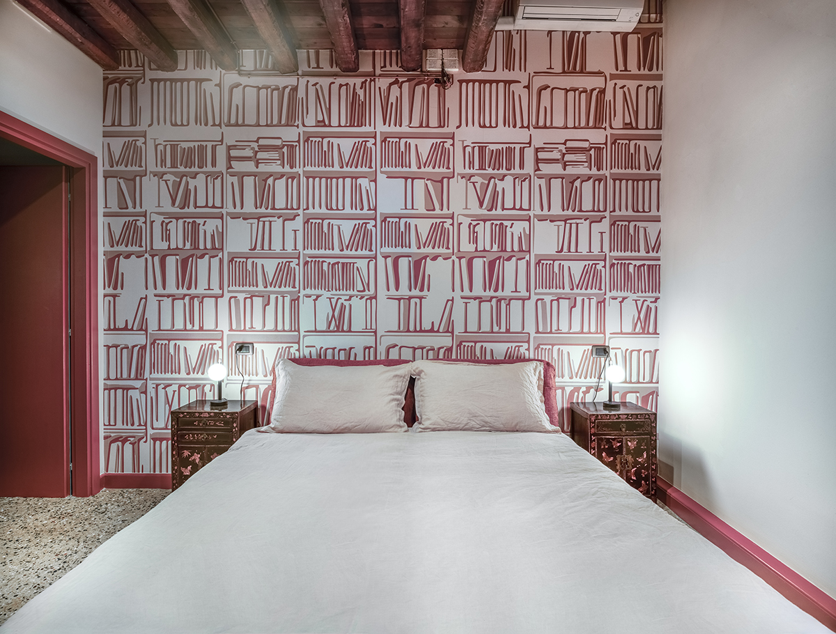 Camera con wallpaper libreria
